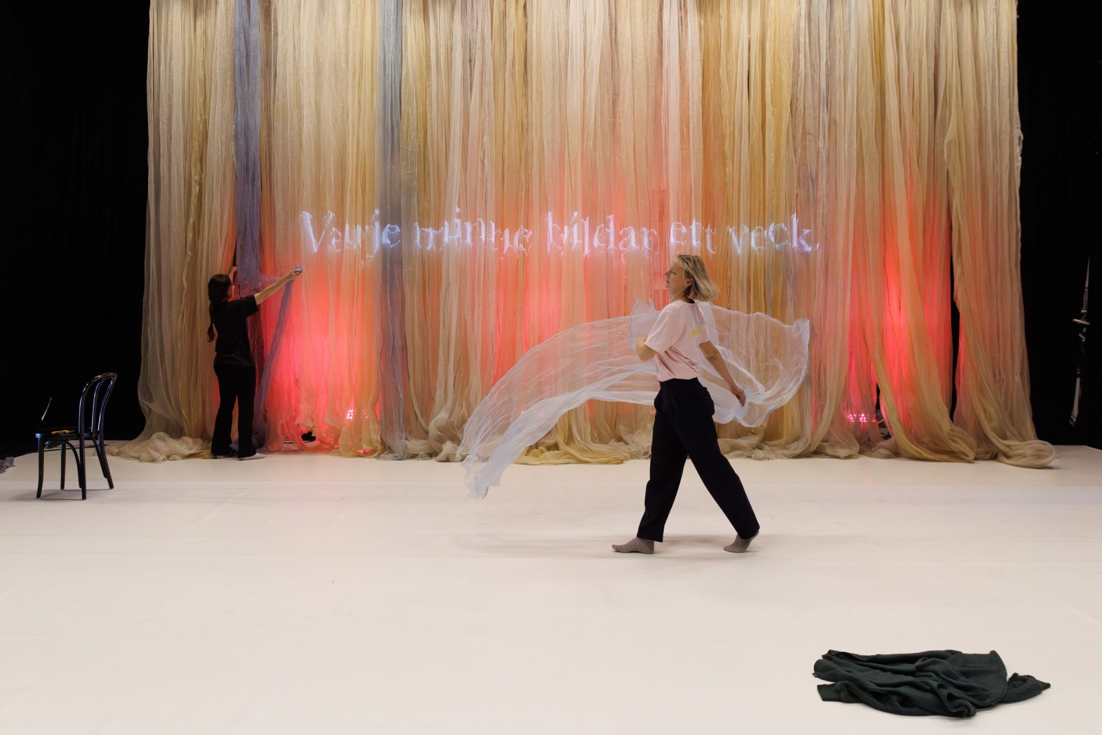 Behind the scenes - Tidens Veckade Egenskaper